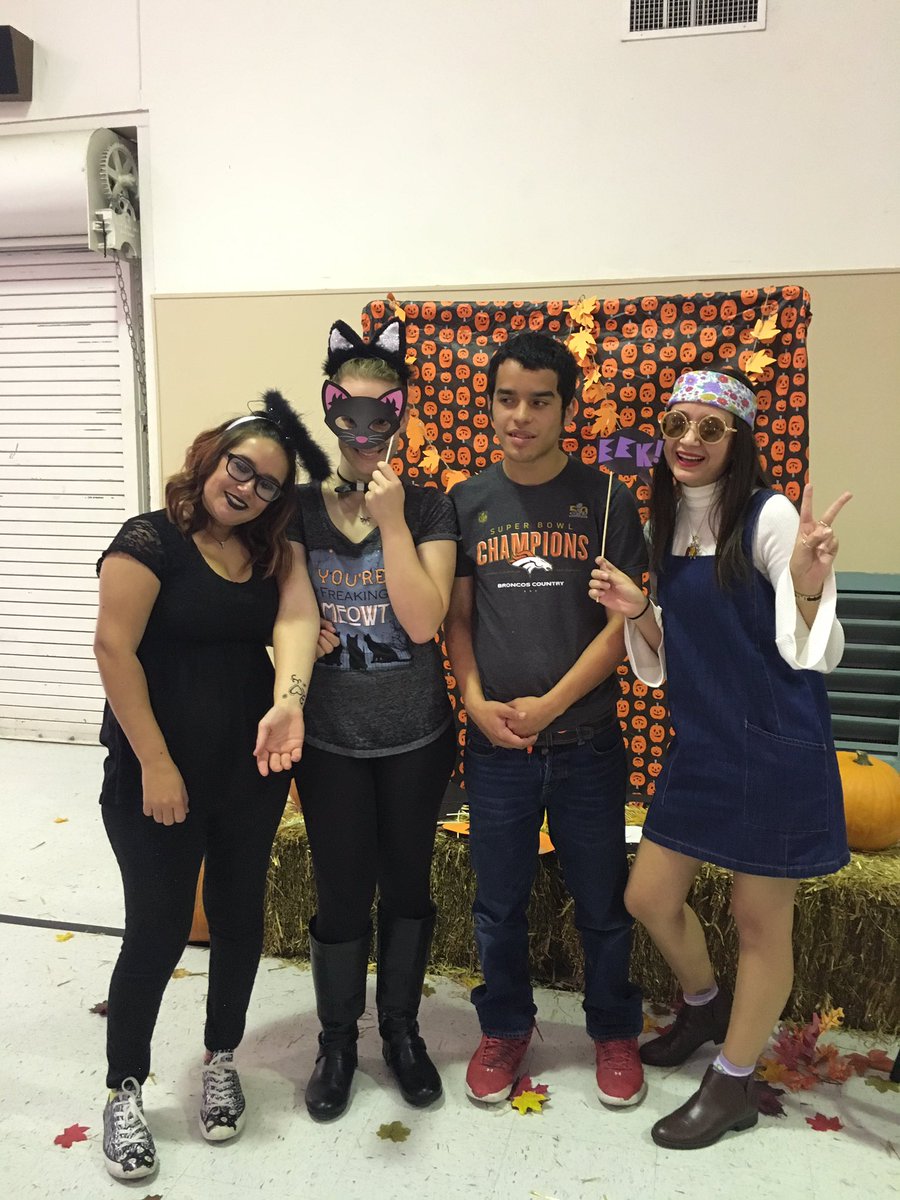 adriaisntcool's tweet photo. We had the best time volunteering at the @ProvPlace Fall Festival! @DrHaynesSmith #educ1331 https://t.co/0YZuZddkQm
