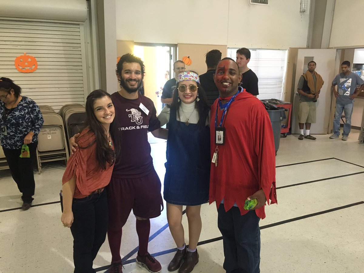 adriaisntcool's tweet photo. We had the best time volunteering at the @ProvPlace Fall Festival! @DrHaynesSmith #educ1331 https://t.co/0YZuZddkQm