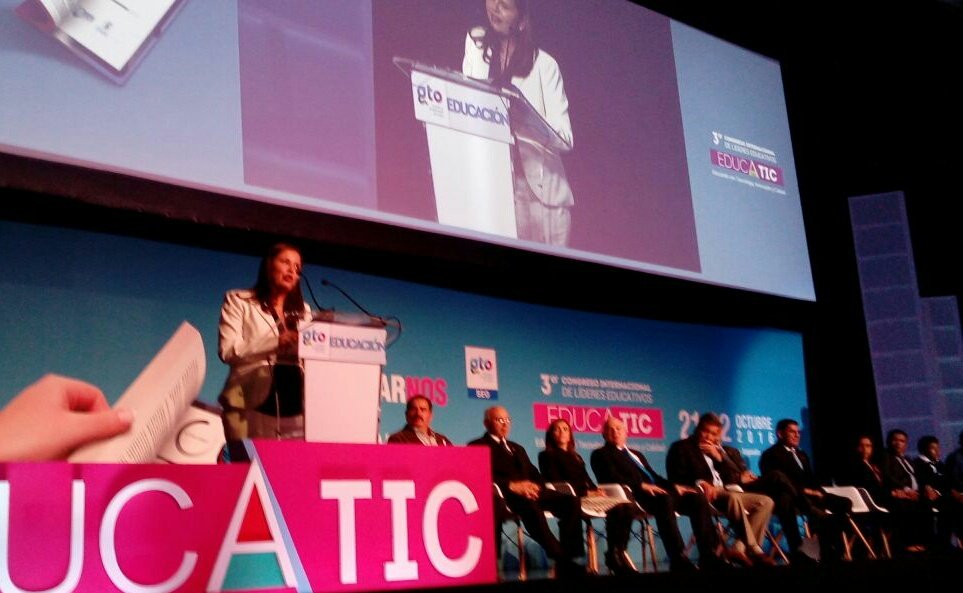 educaciongente's tweet photo. #GtoEducado participan 8 mil docentes y mil padres de familia en #Educatic2016 https://t.co/EVeIfIA1Ug