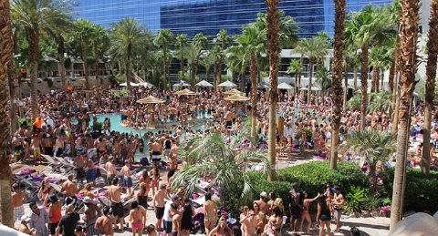 willoherondale1's tweet photo. A esto le llamo fiesta en la piscina #HardRockPoolParty #DespedidaDeSeanLV https://t.co/3bKaSb0HjO