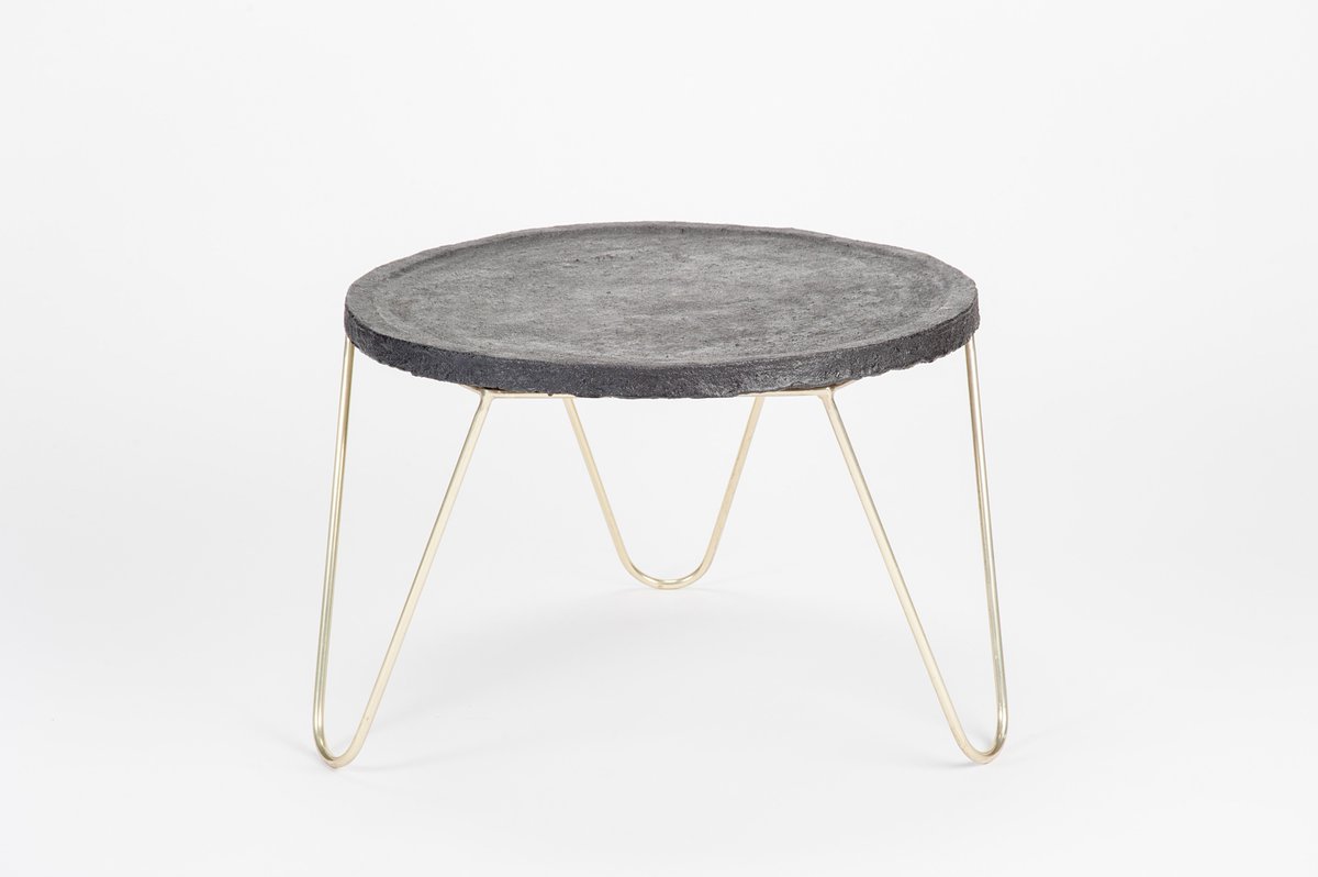 decodemx's tweet photo. Aura Café es una mesa hecha de COF, material desarrollado a base de composta de café. https://t.co/PF7qHWU0Y1 #gd16 https://t.co/YO8HbJM5xm
