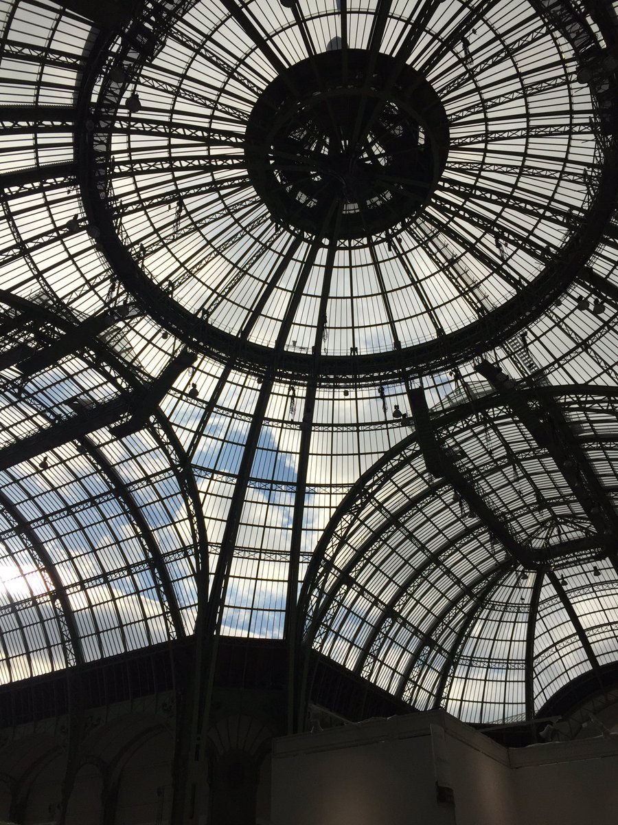 YGheno's tweet photo. La FIAC au Grand Palais. L'Art Contemporain est aussi en levant la tête ! https://t.co/cgXvdl9WSI
