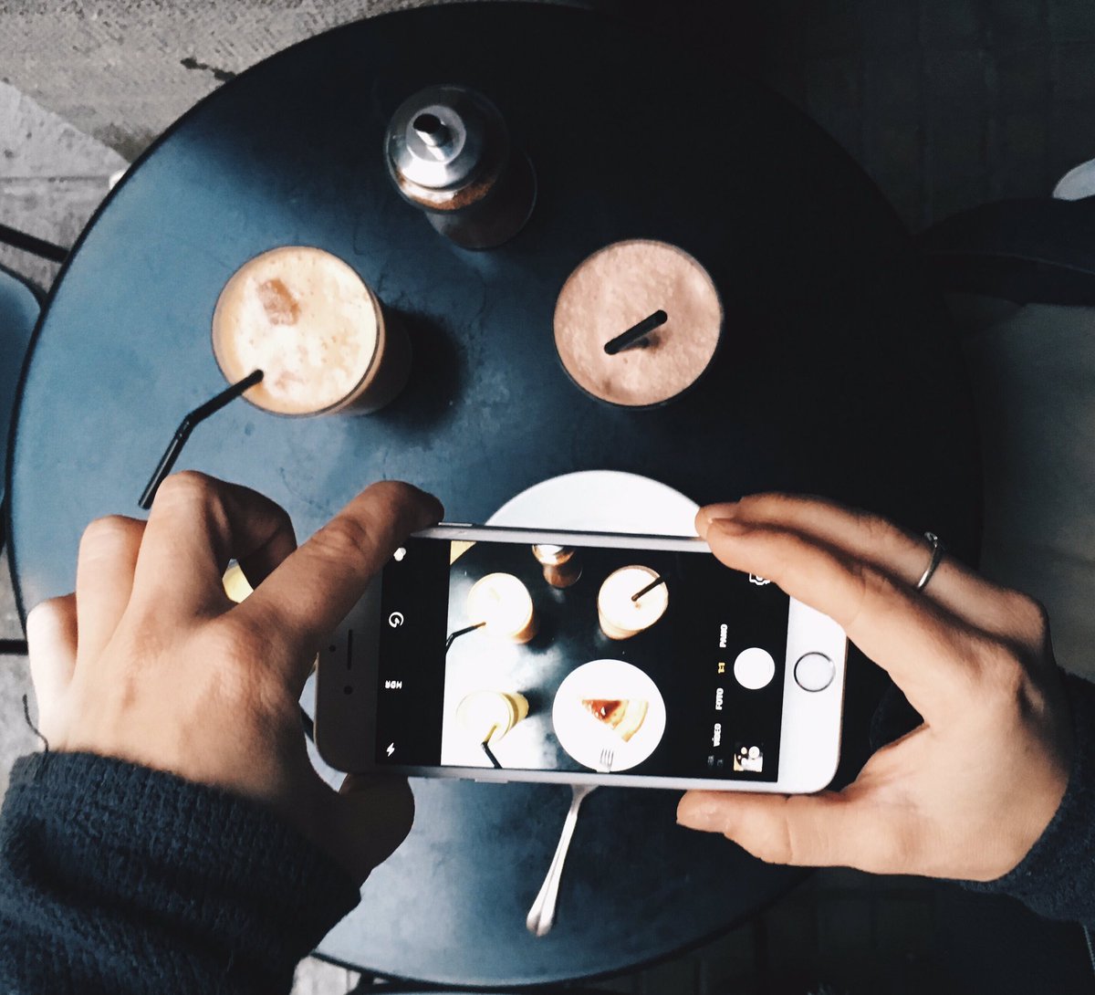 SylviaParejo's tweet photo. 📸🤘🏼 | Cuando quedas con tus amigos @lidiacase y @ikitomur para realizar bodegones que carezcan de realidad. #instagramers #blanquear https://t.co/UcSNEeLRqJ