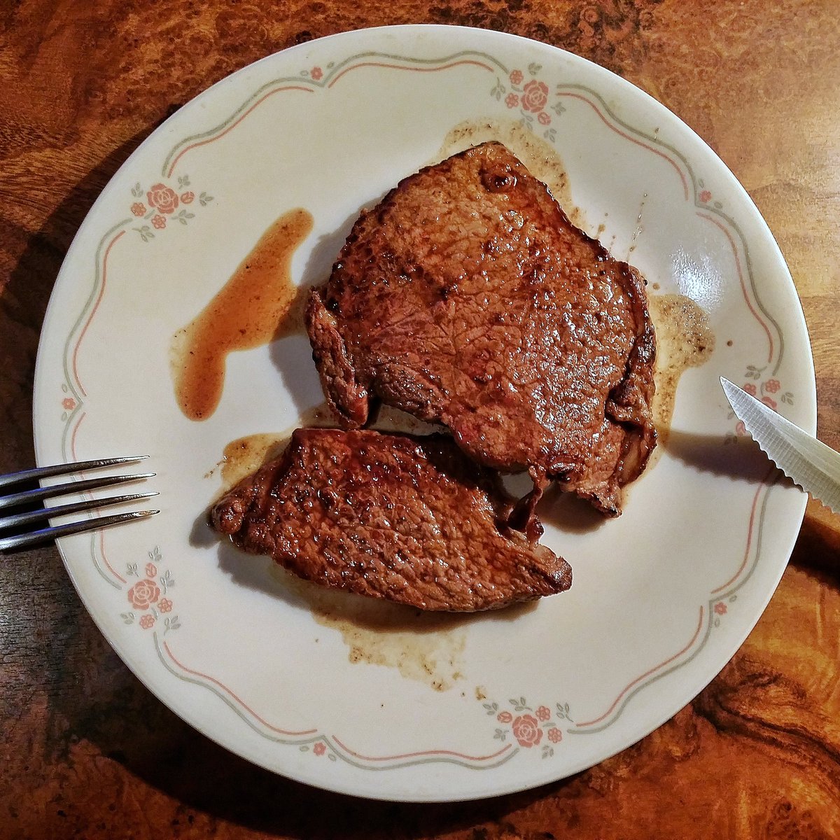 DrKharitonov's tweet photo. Вечерний стейк собственного приготовления. Любо! #truemedium #мираторг #russianbeef https://t.co/Up7FKR9TU2