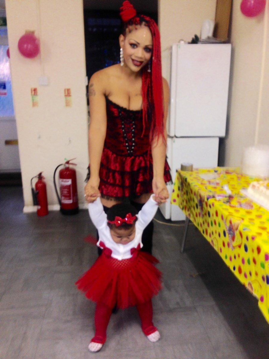 LornaSimpsonX's tweet photo. ❤️👑Me n myGorgeous baby Sky💜 At the setting of her first Birthday Party 💥🎊🎈 #skylah #stars #birthdayweekend ✨🎁🎂 https://t.co/lwZ6uC8ALZ