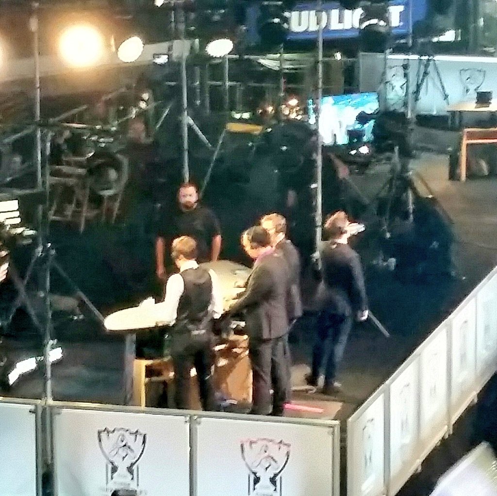 TwizzSnacks's tweet photo. #Worlds is the desk wearing shoes?  Lol https://t.co/XFSljEiUQF