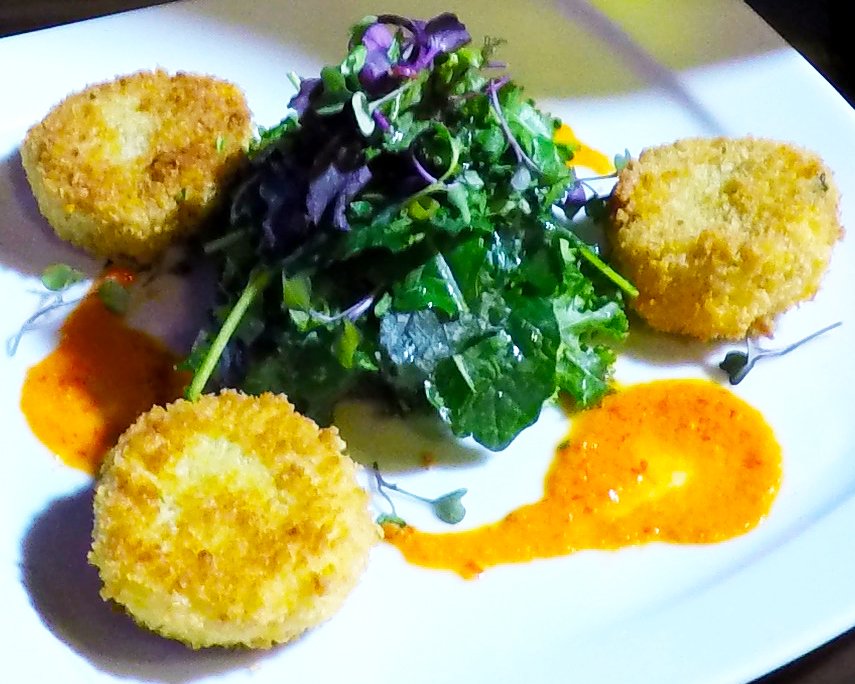 gamesnthrones's tweet photo. No matter if you're looking for a snack or a full meal, we've got you covered. Come in today to explore our delicious menu!

#dineroyally https://t.co/apdw0Ry2Xj
