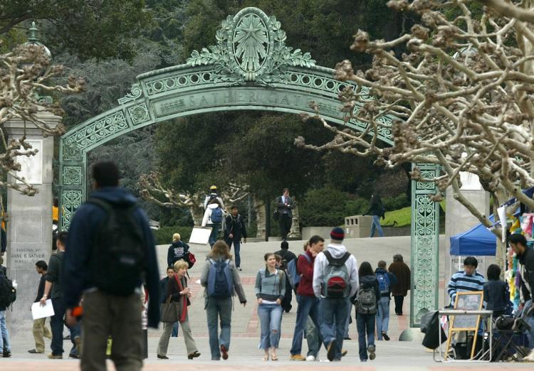 NYDailyNews's tweet photo. Greek life parties canceled at UC Berkeley after two alleged sexual assaults happen within 10 minutes of each other https://t.co/Rxtqr3qadm https://t.co/xL40b0zLpZ