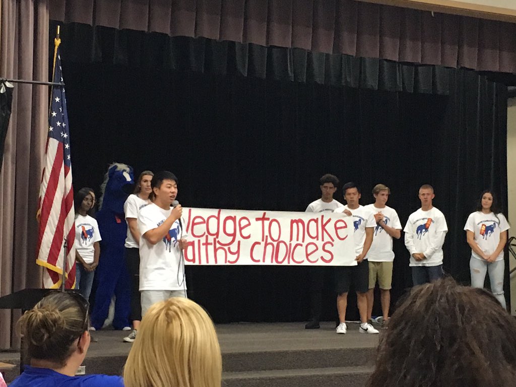 PowayUnified's tweet photo. .@counseling_rbhs @rbhsbroncos Bronco Ambassadors challenging students to pledge to make healthy choices #RedRibbonWeek #CCWeek2016 https://t.co/CzKINsrbxW