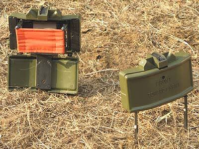 銃のカッコイイ所を紹介 M18クレイモア地雷 アメリカ軍が使用する指向性対人地雷 中に多くの鉄球と C 4があり起爆すると鉄球を扇状に発射する クレイモアとは大剣の名前からとられた