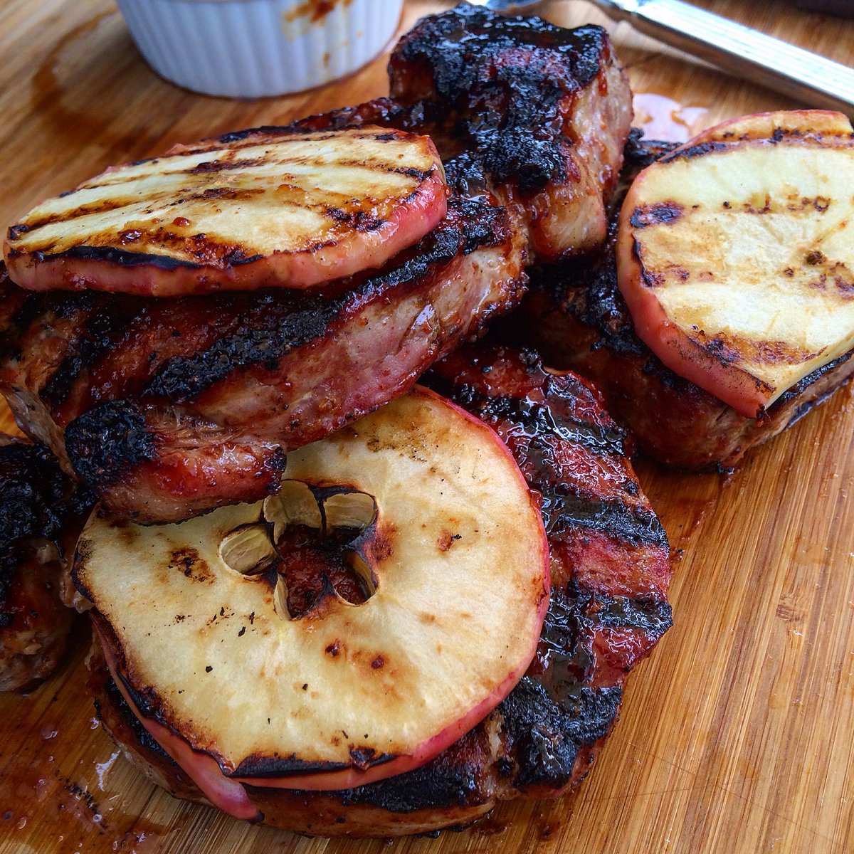 MT <a href="/PostalBarbecue/">PostalBarbecue</a>: Braved #comoxvalley rain for new #BBQ video. Grilled pork chops w fired apples #grill #WeAreYQQ