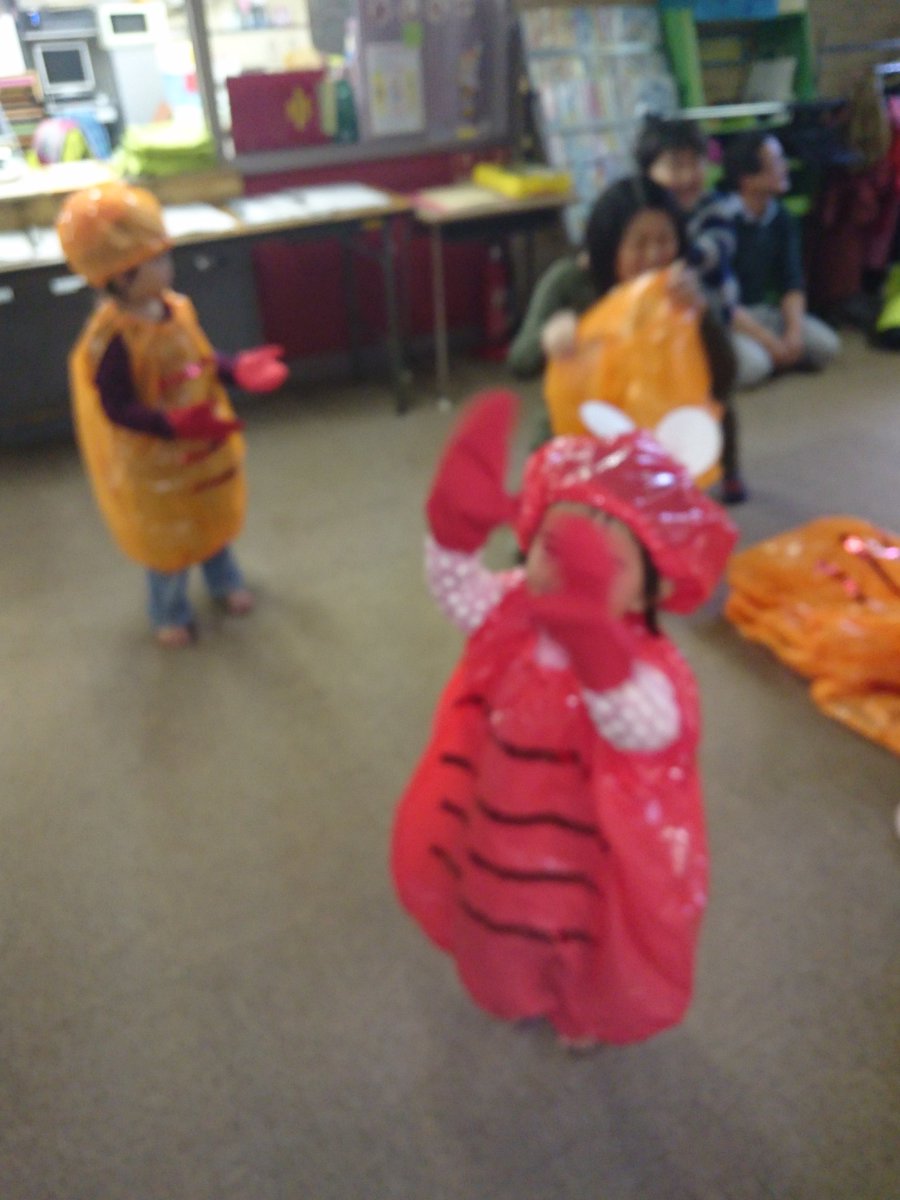 ヤス子 これから児童館でエビカニクスの発表会しまーす 少ない練習 全員揃わない 笑 Youtubeのケロポンズで 今日はモジモジしないで張り切ってほしい まぁ わたしも踊るんですが 衣装は児童館の皆さんが作ってくれました 可愛い