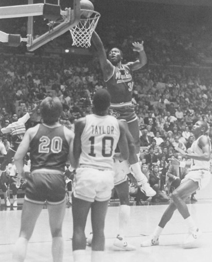 HCUHoops's tweet photo. Because...it's one of the greatest pictures in the history of...basketball.
Lavodrama.
Enough said.
#DawgsUp https://t.co/fqY7HgCf2X