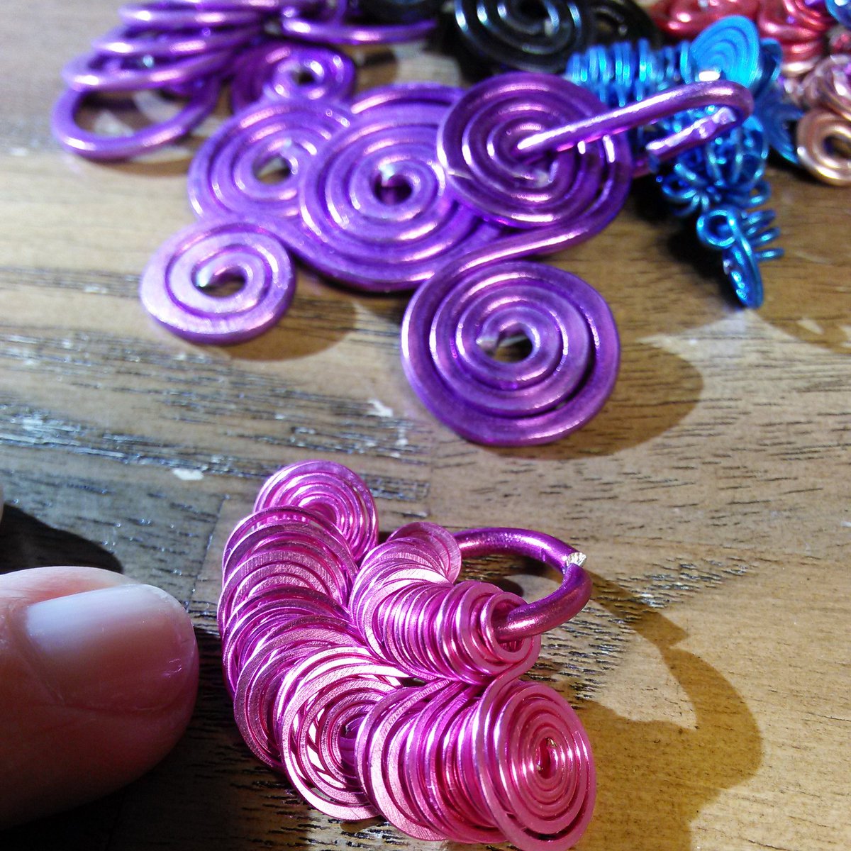 BrandySwisher's tweet photo. How cute are these?! I forgot I made them! #wire #aluminumwire #funwithwire #handmade #spirals https://t.co/vVLGARtdI3