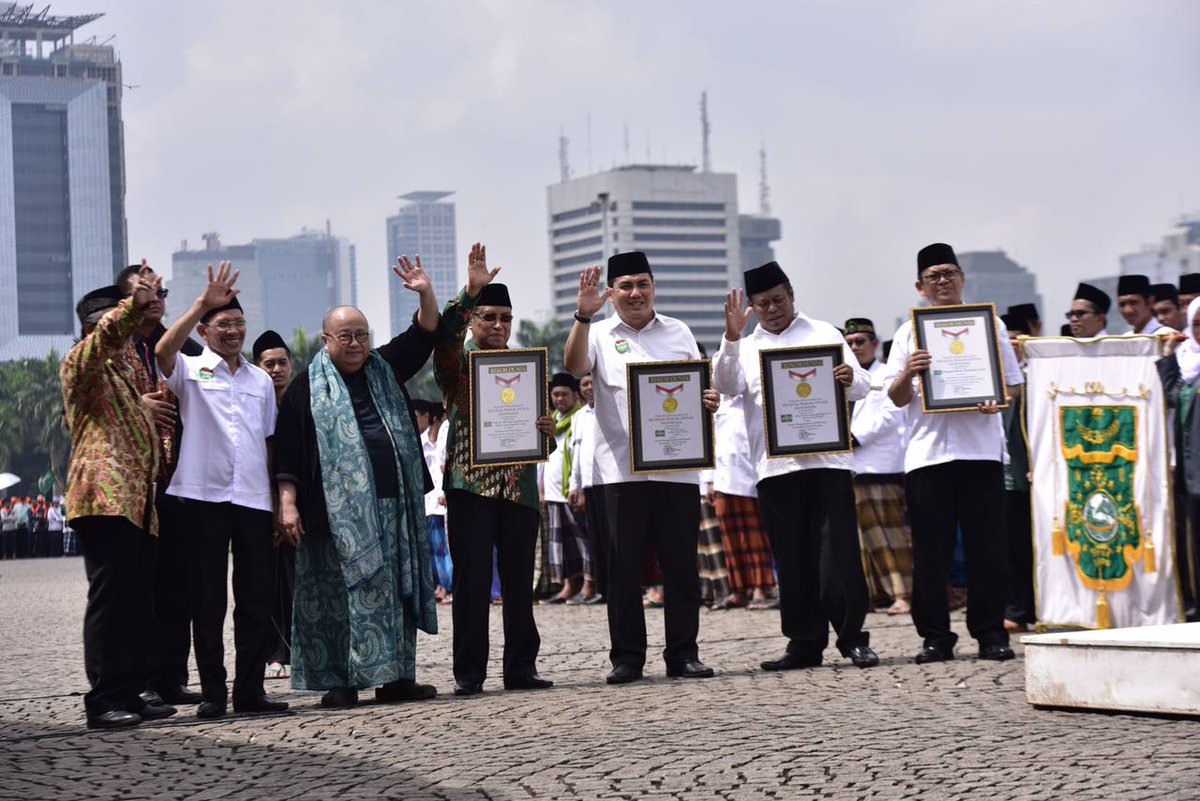 nu_online's tweet photo. Dapet penghargaan dari MURI; Solawat dengan terbanyak dan kirab terjauh. #HariSantriNasional #HariSantri https://t.co/IUCM4qsufI