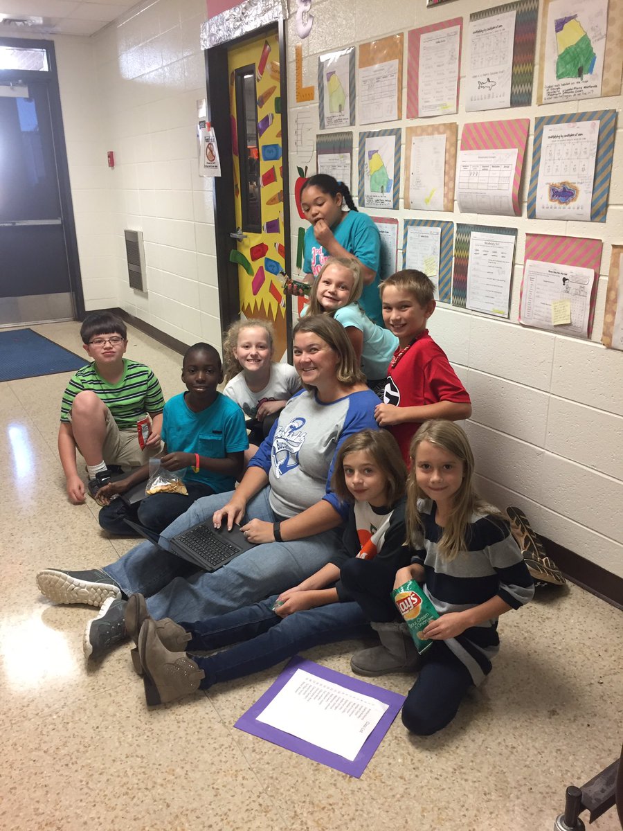 MGBarksdale's tweet image. 3rd graders learning PowerPoint with Mrs Lumpkin. #teachingtechnology#onetoone