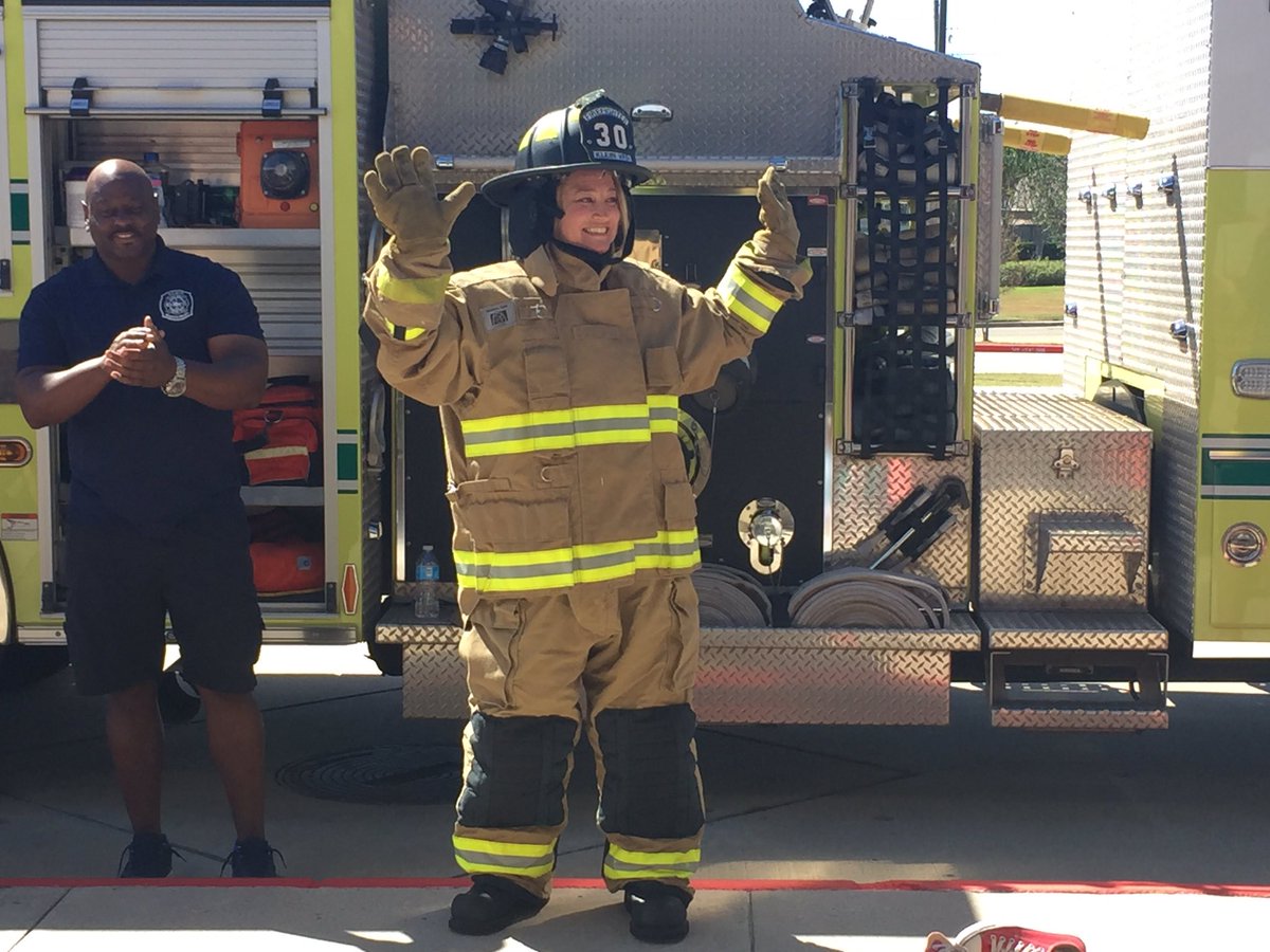 cpeshoward's tweet photo. Today I got to try on the real thing! It was heavy and hot! #RespectFirstResponders @TISDCPES https://t.co/5bLmh7KxxU