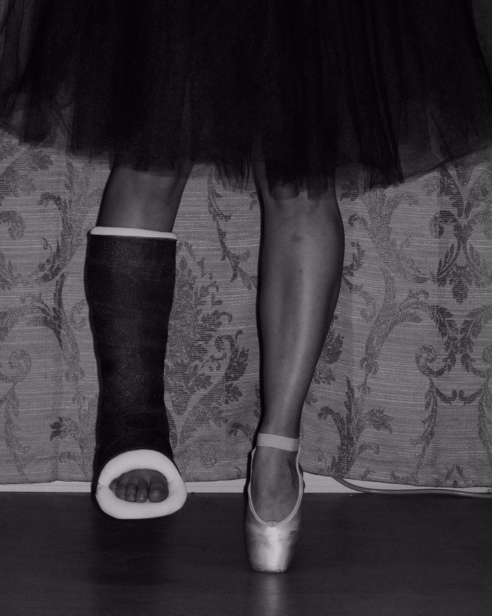 2KaterinaWilson's tweet photo. A broken tibia, surgery, 2🔩, &amp; a non weight bearing cast later #notholdingmeback #comebackkid #iwasmadeforthis #trainandrecover #tothegymigo https://t.co/q00aUA1mQR