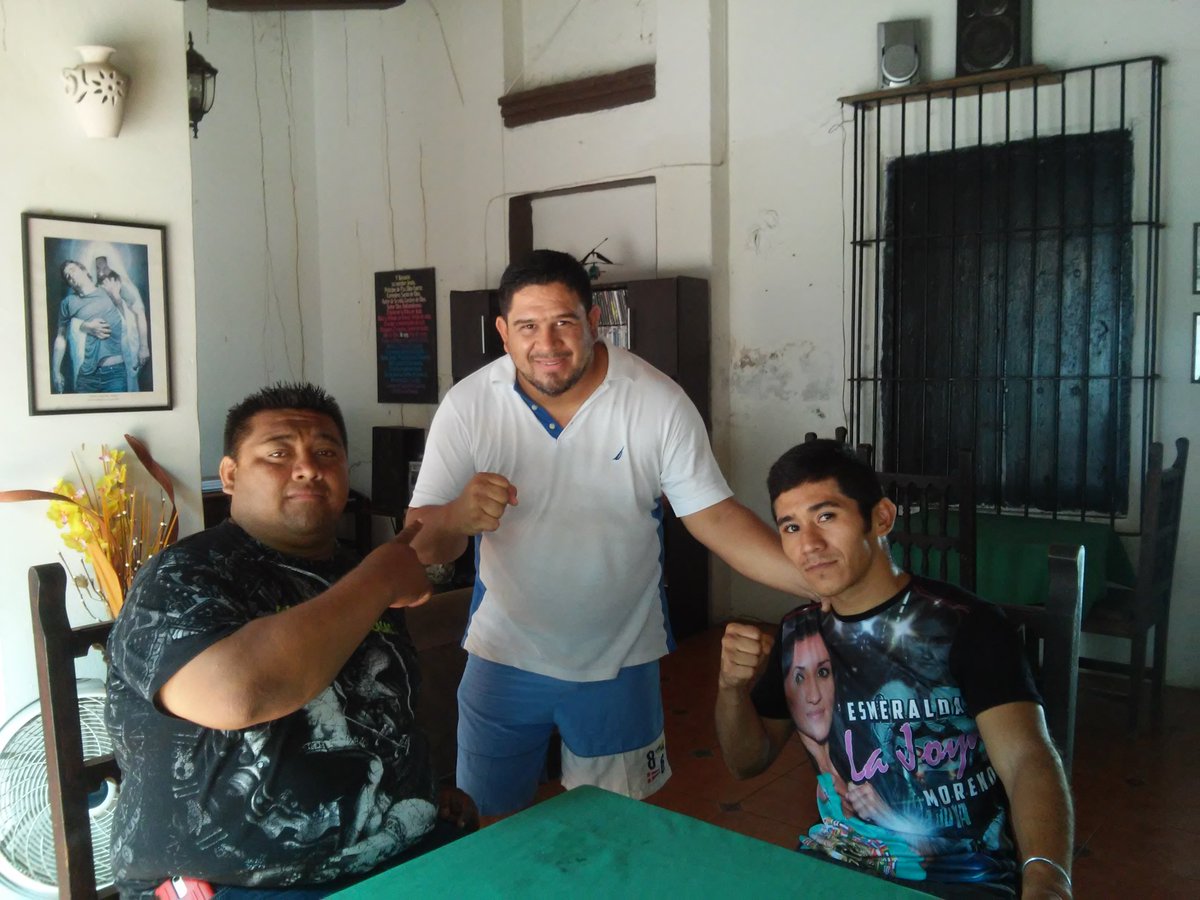 HotelGrajandra's tweet photo. #Restaurante @PlazaRoyal #PatrocinadorOficial de Team @Arrazola #SuerteCampéon #27Oct2016 #PeleaCanadá #CristianArrazola #ArribaChiapas https://t.co/Pf37JoplHA