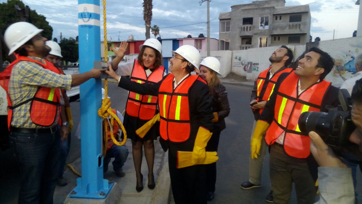 spublicos_dgo's tweet photo. #DurangoTeQuiero iluminado instalamos 2 arbotantes y 4 luminarias L.E.D. para brindar más seguridad.  #100Accionesinmediatas https://t.co/dE1WAAanHH
