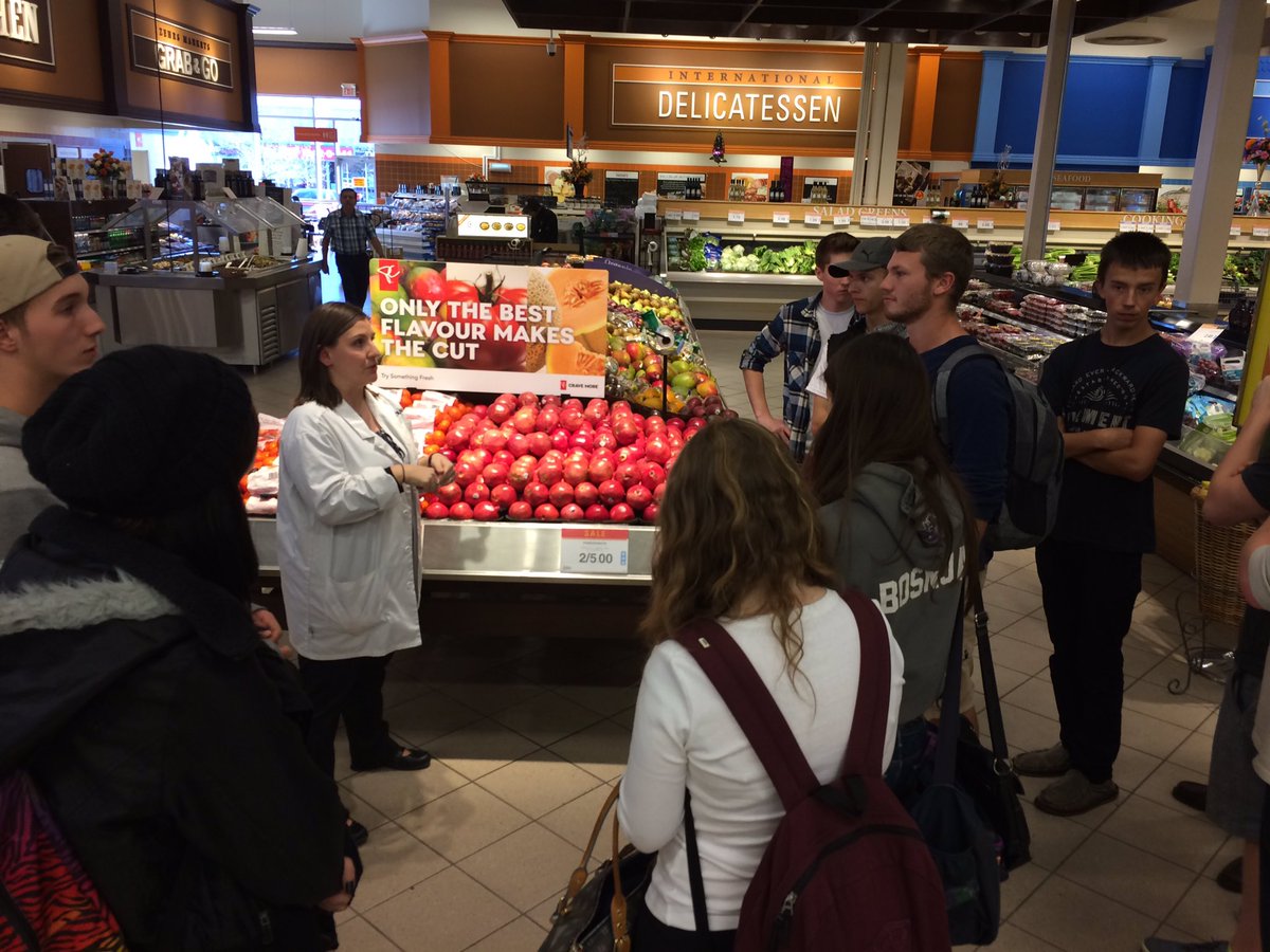 UGDualCredit's tweet photo. Getting a dietician's tour of the grocery store...what colours are on your plate? #dualcredit #SCWI @georgiancollege @randallugolini @ugdsb https://t.co/JOV4Xv3iIr