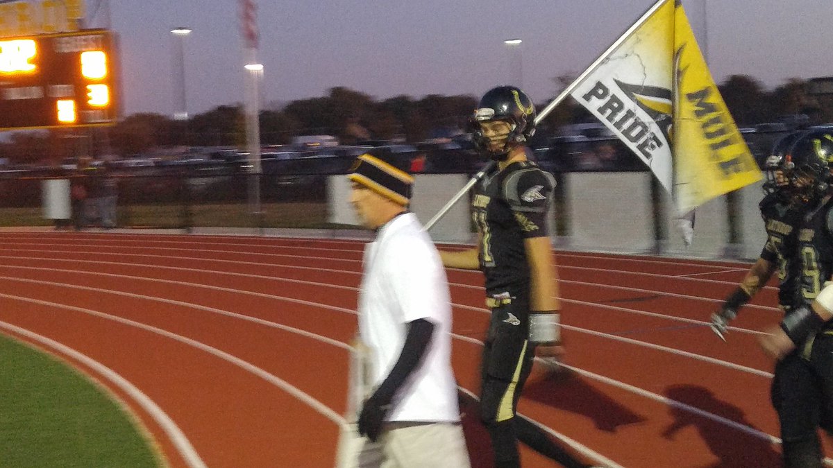 DeanLewis31's tweet photo. Drake gets the Mule flag tonight! Mule playoffs start today. #ignitemules https://t.co/5kygr8GphK