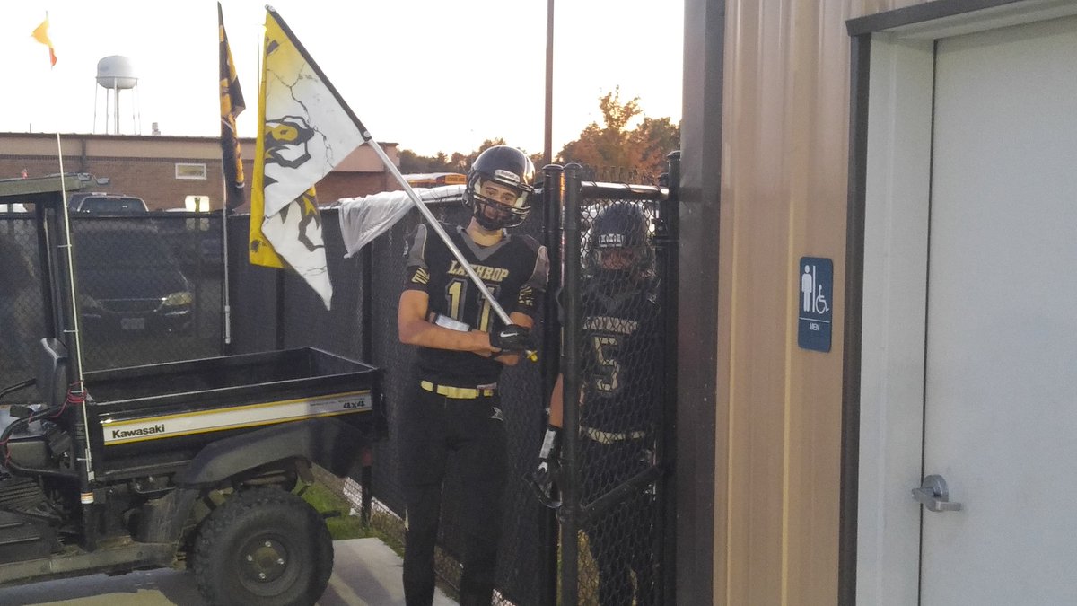 DeanLewis31's tweet photo. Drake gets the Mule flag tonight! Mule playoffs start today. #ignitemules https://t.co/5kygr8GphK