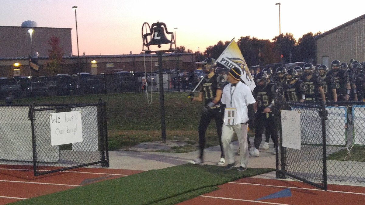 DeanLewis31's tweet photo. Drake gets the Mule flag tonight! Mule playoffs start today. #ignitemules https://t.co/5kygr8GphK