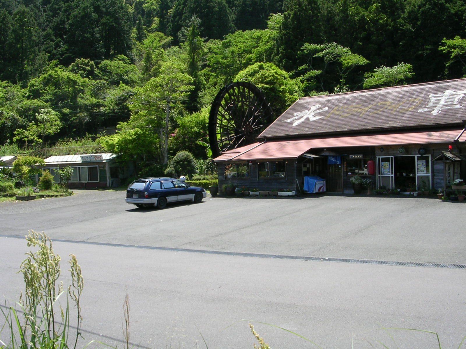 るるデブ トラック野郎 故郷特急便 の序盤のロケ地 高知県土佐清水市にある ドライブイン水車 とカロバン 映画当時の建物と水車は現役 そのまま残ってます ここに復活した一番星号 ジョナサン号 龍馬号をもし 持って行ったら感動だろうね