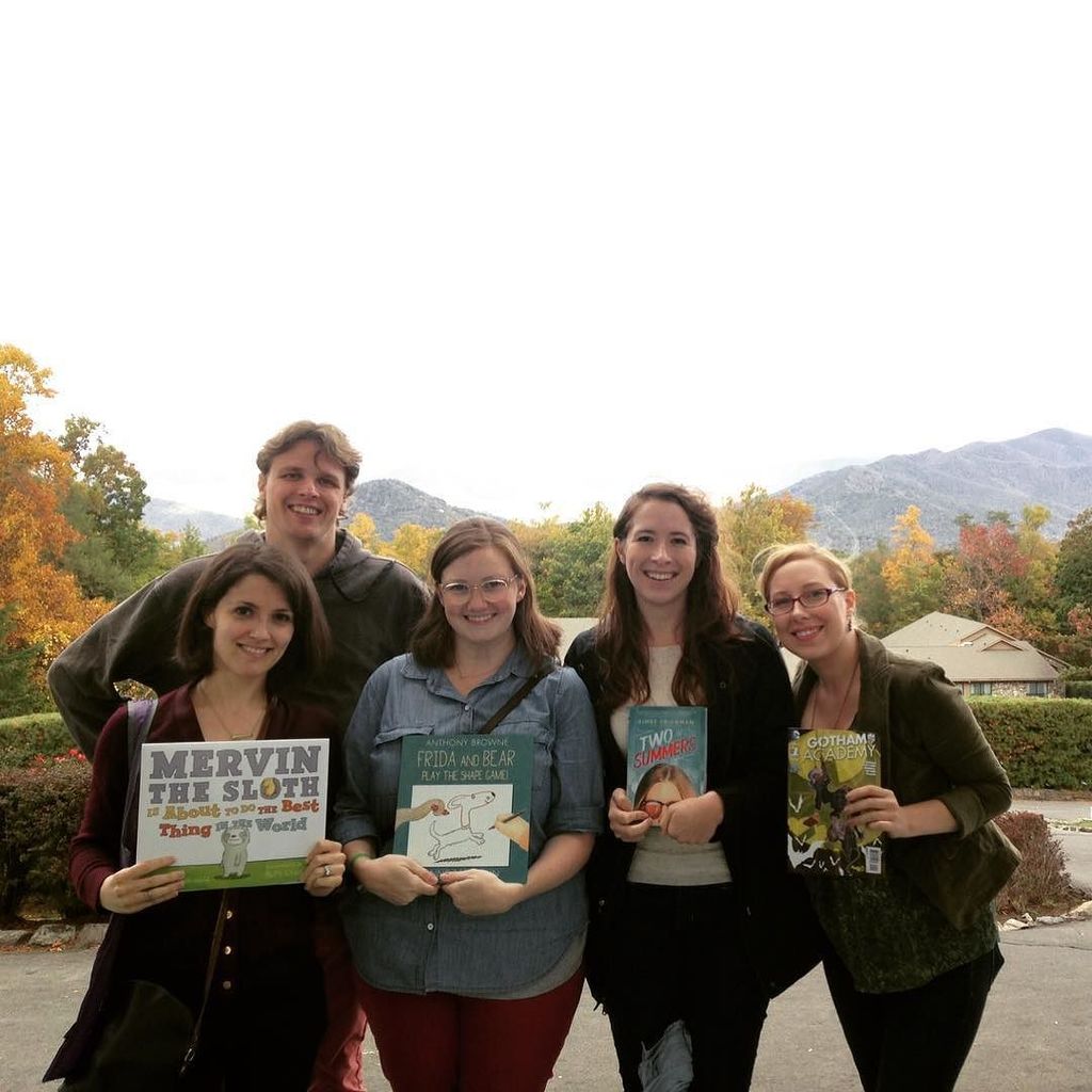 cmfish's tweet photo. Day 28. This view, these people and new books. (Yes, Lauren posted the same picture) #100h… https://t.co/9gnjIEzkNJ https://t.co/lzSzb4awww