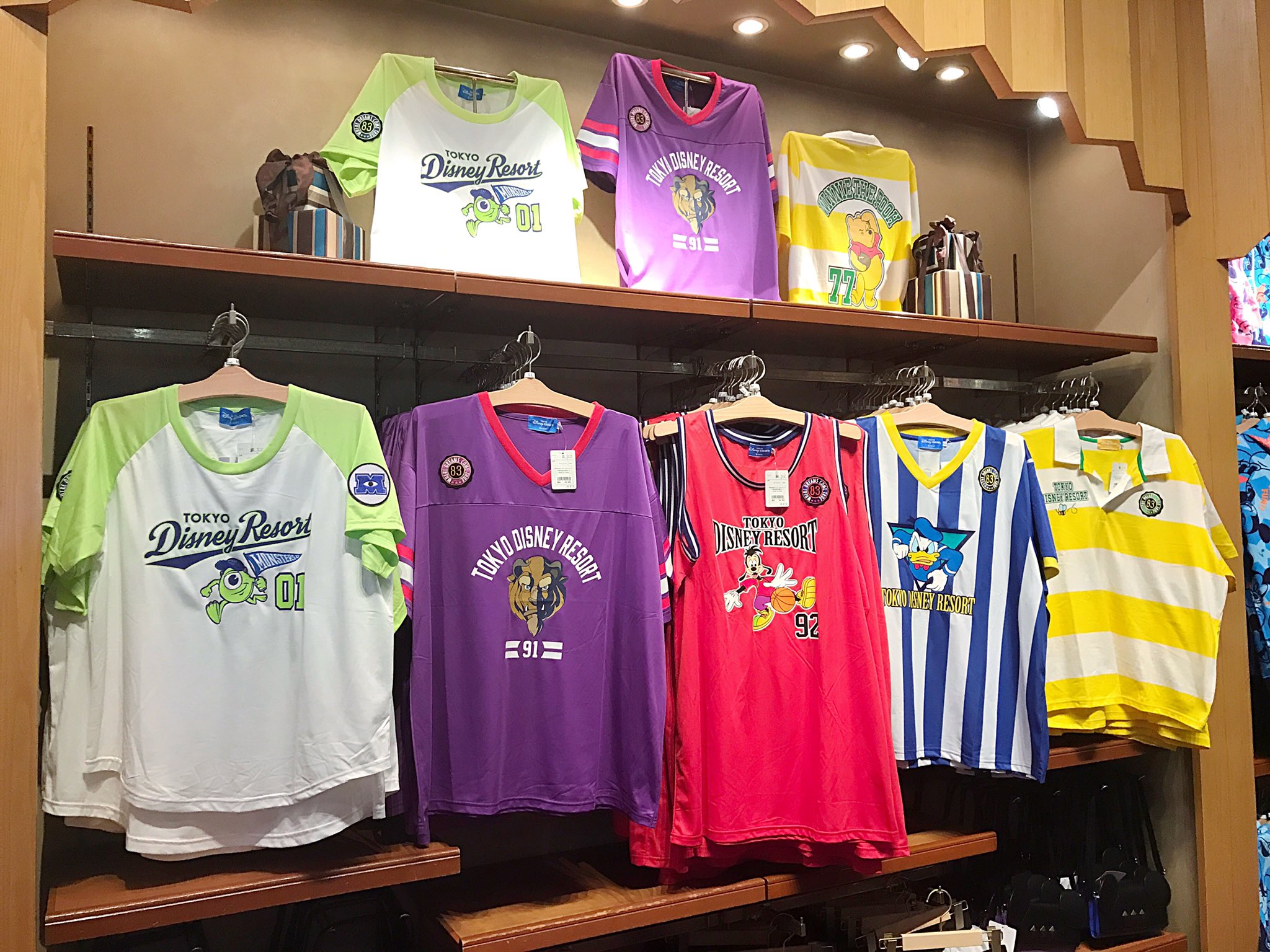 Mezzomikiのディズニーブログ スポーツユニフォーム風で格好いい 東京ディズニーリゾート キャラクターデザインtシャツ発売中 詳しくは T Co A8w1sl04qk T Co Vozl94lrpf Twitter