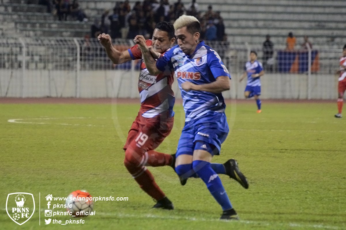 the_pknsfc's tweet photo. [1] Rangkuman aksi 100PLUS Liga Premier Malaysia antara pasukan PKNS FC dan Kuala Lumpur FA. PKNS FC menang dengan keputusan 2-0. https://t.co/nhLuzNPBy0