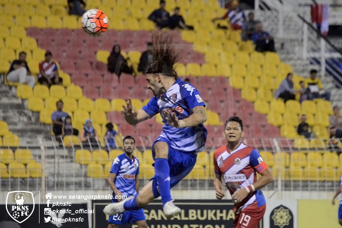 the_pknsfc's tweet photo. [2] Rangkuman aksi 100PLUS Liga Premier Malaysia antara pasukan PKNS FC dan Kuala Lumpur FA. PKNS FC menang dengan keputusan 2-0. https://t.co/TfmpaSFcOC