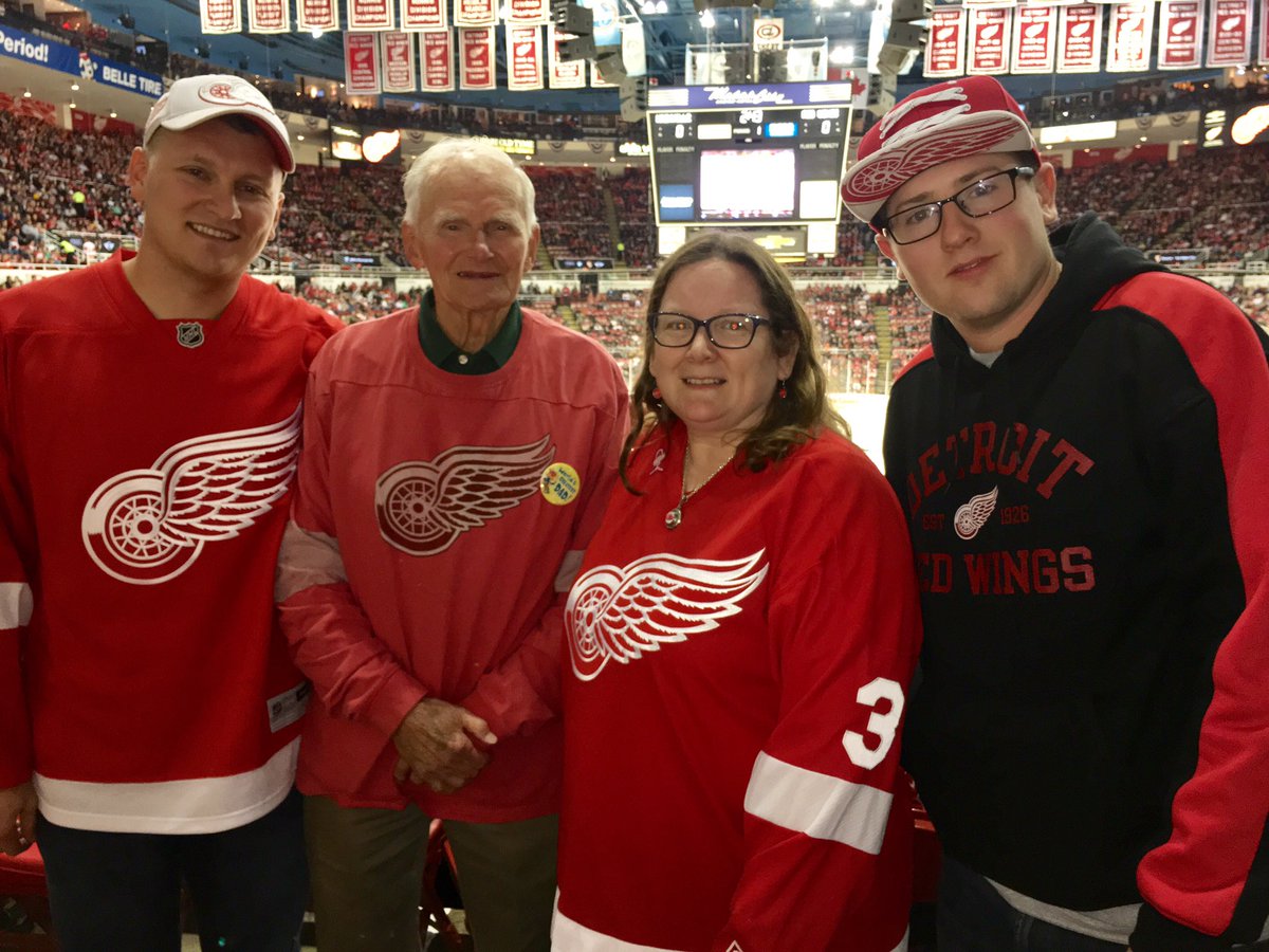 Let's all salute tonight's @Applebees Military Welcome! 🇺🇸   Thank you for your service. #LGRW https://t.co/IkuxPWE6Vk