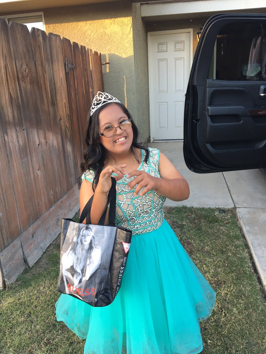 carla_duarteee's tweet photo. She doesn't need to be homecoming queen for her to be my queen..but that'd be pretty nice #hoco2k16 #selmabears 🐻💙 https://t.co/CFOpr1o7kx
