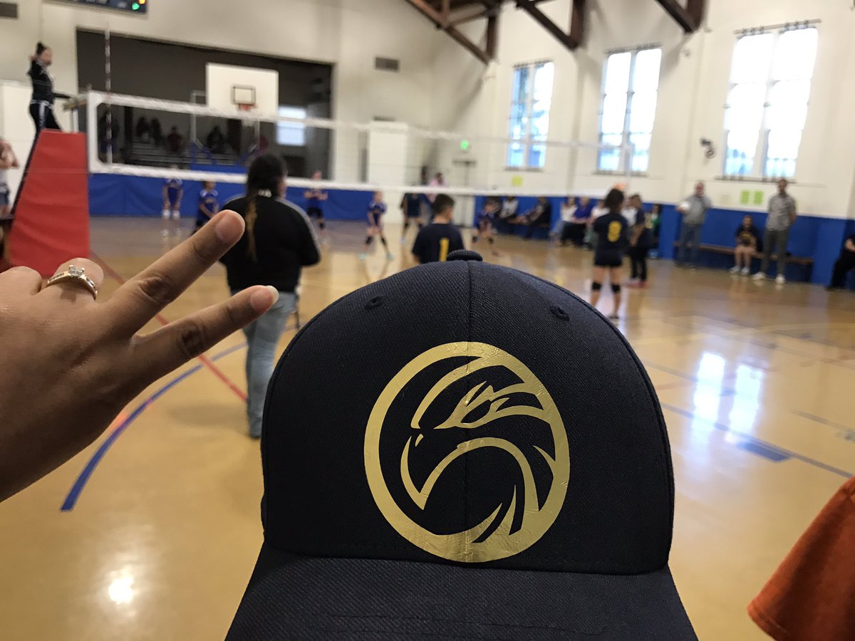 GrizzlyG0NZALEZ's tweet photo. Supporting our volleyball team @ the Rec Center. #hawksquad #scholarathletes #teamElGab https://t.co/n42ectaex4