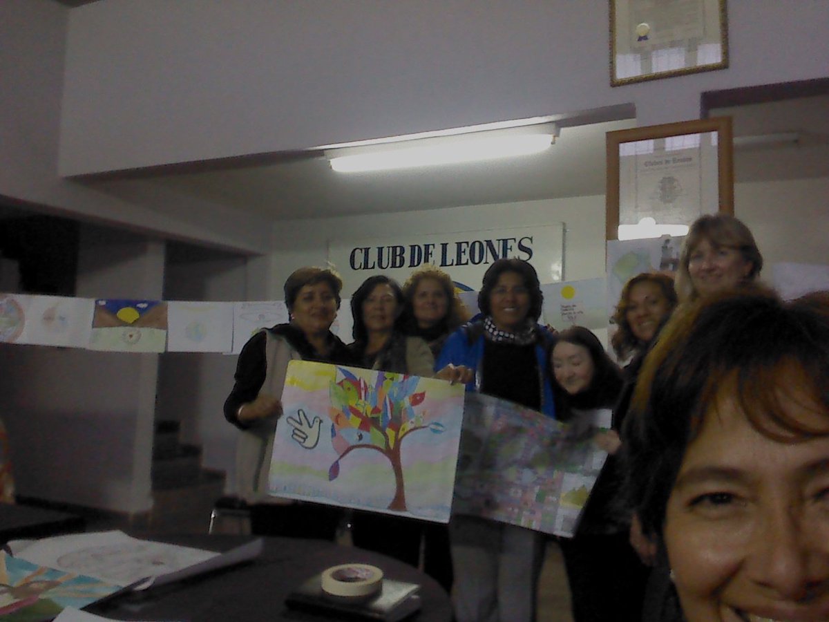 AvalosClelia's tweet photo. Jurado elige dibujo Concurso #CartelDeLaPaz hermosos trabajos de niñ@s! @Leones_salta Norte @LionsClubsArg #Distritoo1 #lionsclubselfie https://t.co/cGlZwa5tye