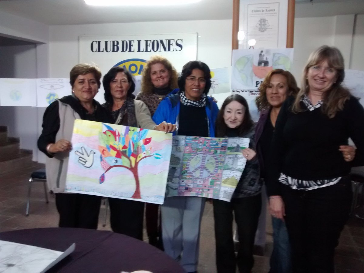 AvalosClelia's tweet photo. Jurado elige dibujo Concurso #CartelDeLaPaz hermosos trabajos de niñ@s! @Leones_salta Norte @LionsClubsArg #Distritoo1 #lionsclubselfie https://t.co/cGlZwa5tye