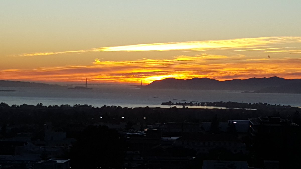 BradyPoppinga's tweet photo. Sun is setting #calvsoregon is about to begin on Friday night football. @westwood1sports  @WinTheDay @Cal https://t.co/p0a3k2YmP7