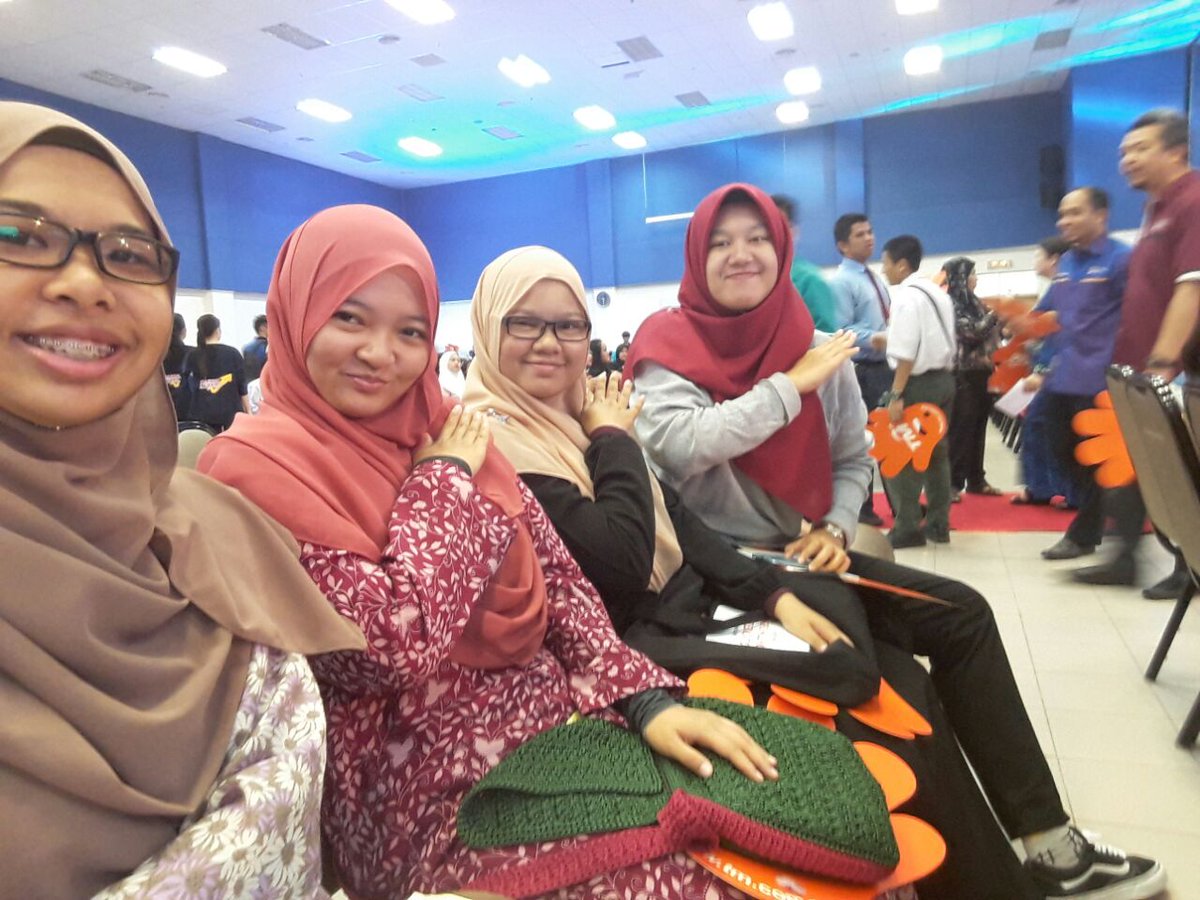 syahida_95's tweet photo. #SOARINGUPWARDS #UMS #LiveUpdates #KamiRoommates #MobilityStudents #FromUUMtoUMS 💓💓💓 https://t.co/Bft8zyAMkp