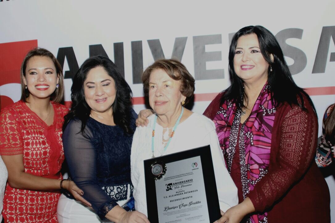 Con la medalla "T.S. Alejandra Retamoza" a Vicky Vega, el #PRI reconoce a quien abrió brecha para las mujeres que participamos en política.