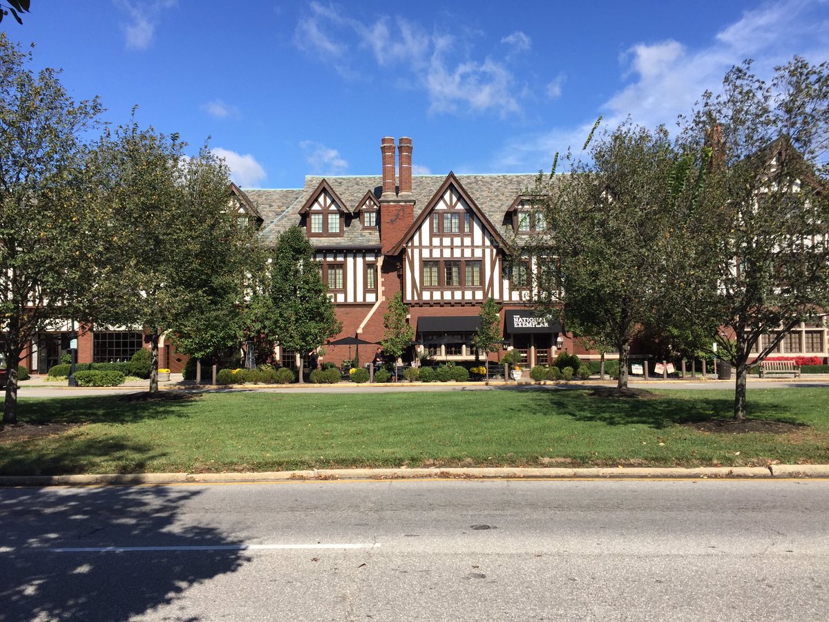 ThirdPlace_REC's tweet photo. Cincinnati: Duits DNA dus veel bier, Tudor architectuur, hippe suburbs met dames in 'yoga broeken' en een private library. https://t.co/IH5oXuuFoe