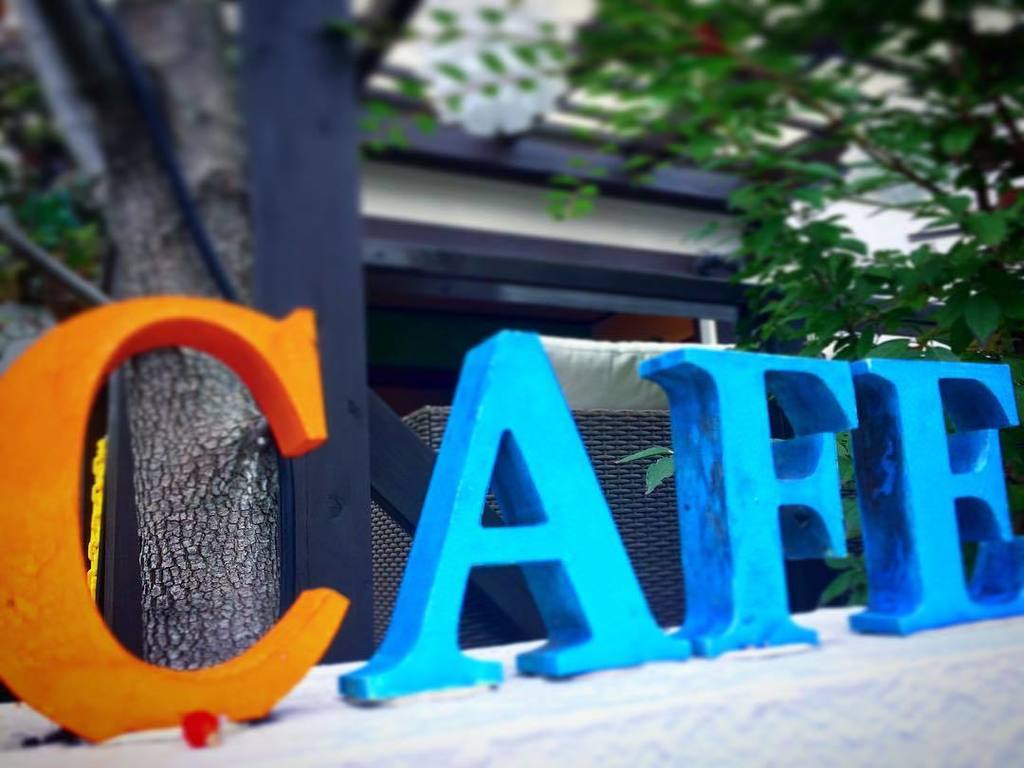 naoinogt's tweet photo. 本日もアコカフェスタート!
アルファベットブロックに色を塗った"CAFE"
鮮やかでキレイ!
#荻窪 #acouspherecafe #alphabetblocks #カフェ #アルファベットブロック https://t.co/eGUARhKzXN
