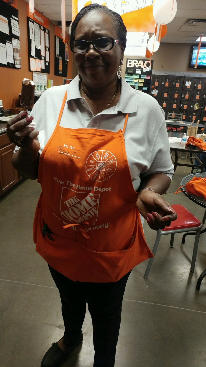 JordanJasper_11's tweet photo. Way to go Maria! That's how you live the orange promise! Keep those cashiers motivated! @JOsgoodHD @cravens_m @kjl265 https://t.co/SIufxg8t91