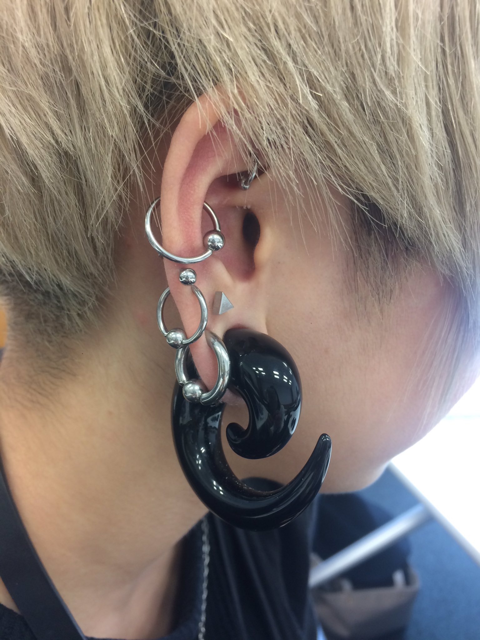 凛 ボディピアス専門店 Smokinhirocorn ありがとうございます はめる際に滑ってしまって はめにくい場合がありますので そんな時は画像のようにセロテープやゴム手袋を使用したらはめやすくなります よかったら試してみてくださいませ