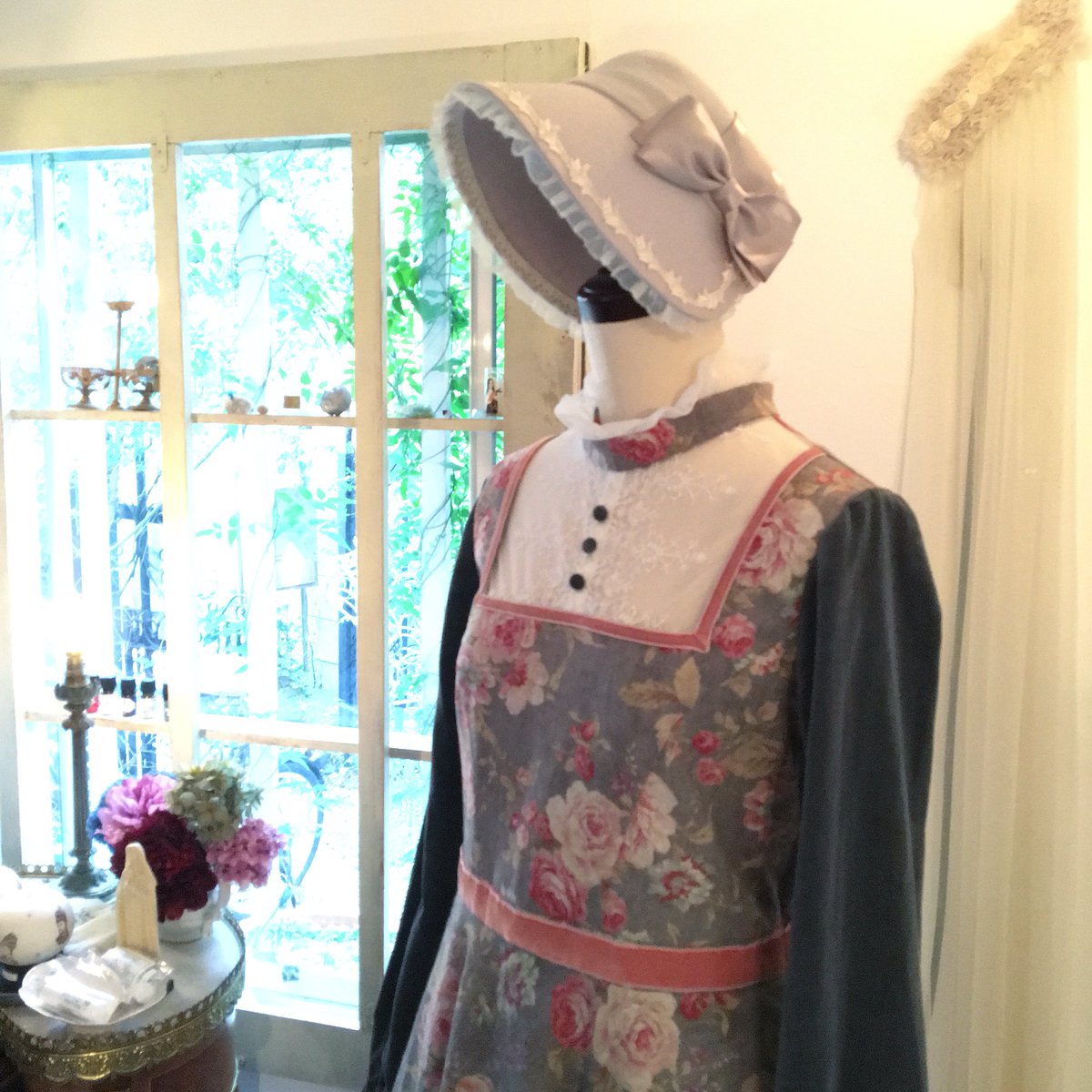 Seraphim 昨日は沢山のご来店 誠にありがとうございました 新作 フランドルフラワーワンピース ご好評頂きとても嬉しいです フランドルフラワーワンピース グレーにアノンハットの 小公女のボンネット を合わせて Seraphim直営店 本日も13時