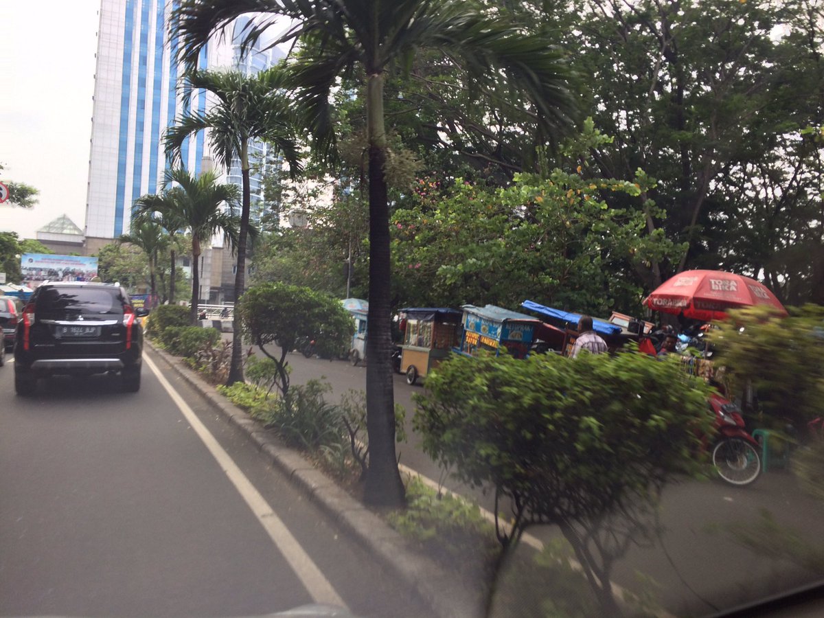 RadioElshinta's tweet photo. RT @BudiyantoQiu: Apakabar Walikota Jakarta Barat? Ada PKL jualan di jalan samping dpn Hypermart Puri @basuki_btp https://t.co/aX1yRVU3rE