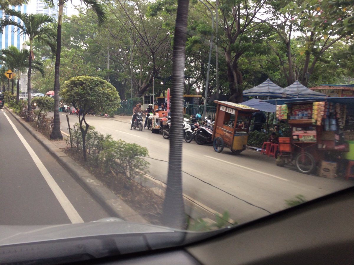 RadioElshinta's tweet photo. RT @BudiyantoQiu: Apakabar Walikota Jakarta Barat? Ada PKL jualan di jalan samping dpn Hypermart Puri @basuki_btp https://t.co/aX1yRVU3rE