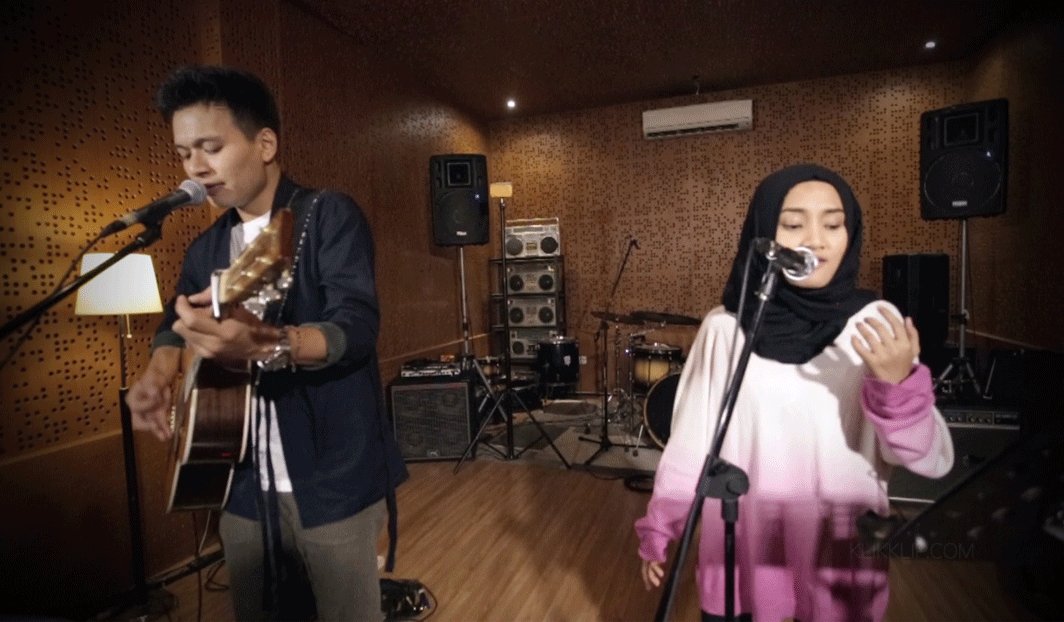 #Klikklip Studio Session: Studio Session: <a href="/rendypandugo/">Rendy Pandugo</a> &amp; <a href="/FatinSL/">Fatin Shidqia Lubis</a> “Closer (The Chainsmokers feat. Halsey Cover) bit.ly/2eoOvmy