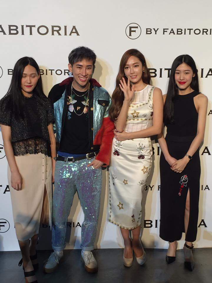 [PIC][21-10-2016]Jessica tham dự sự kiện ra mắt BST Xuân - Hè của thương hiệu "FABITORIA" trong khuôn khổ "2017 S/S Shanghai Fashion Week" vào hôm nay  CvW4IpdUEAAOYdT